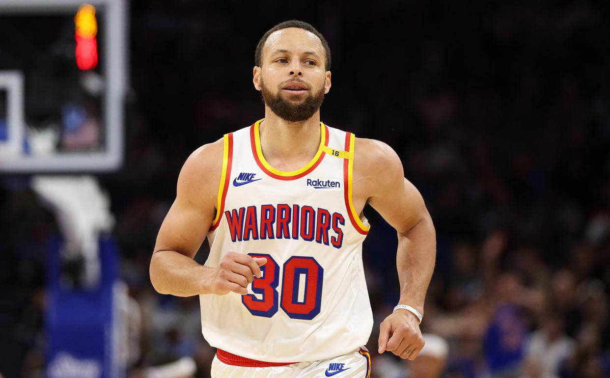 九游中国手游-库里重返赛场，比赛规则变更首场状态出色，美国队观众沸腾！(库里复出首场比赛回放)