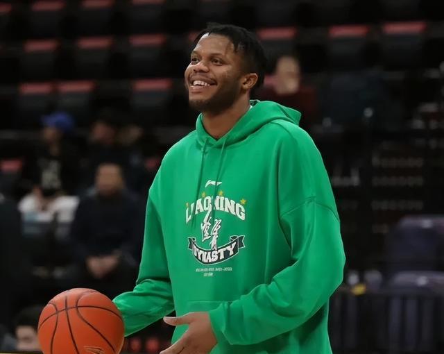 九游app-莱万多夫斯基重要时刻出色防守，雄鹿带队取胜！引发球迷热议(莱万多夫斯基人品)